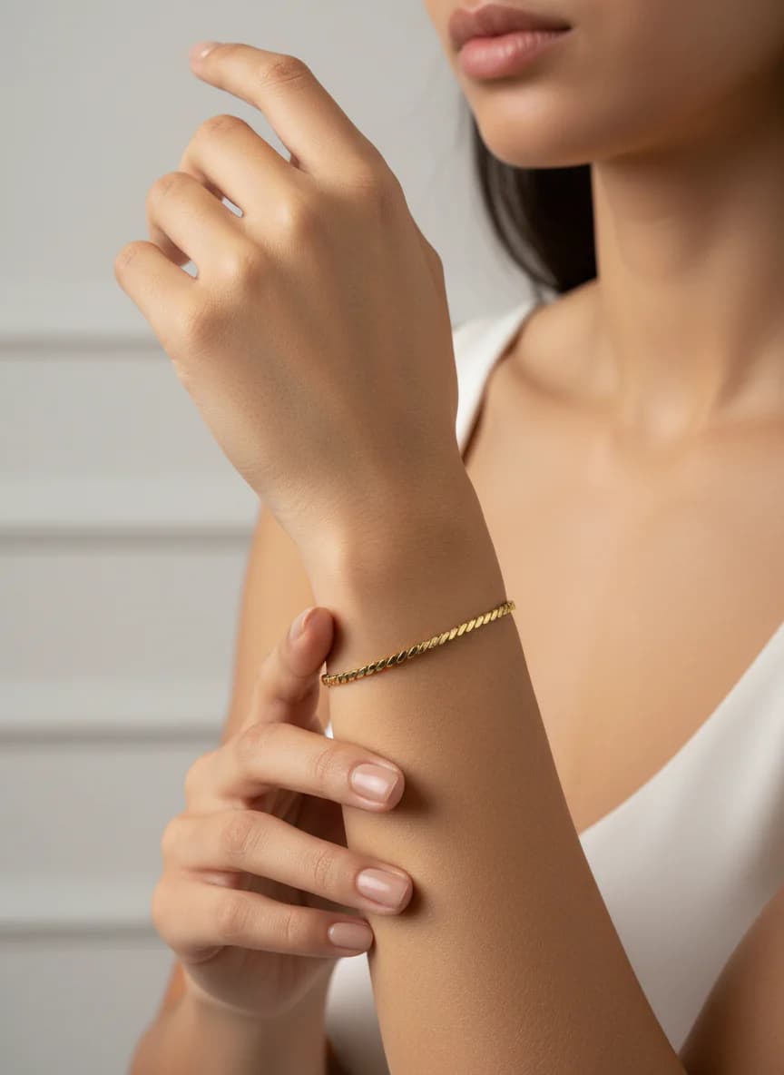 Zarif Yassı Burgu Zincir Altın Rengi Kadın Bileklik