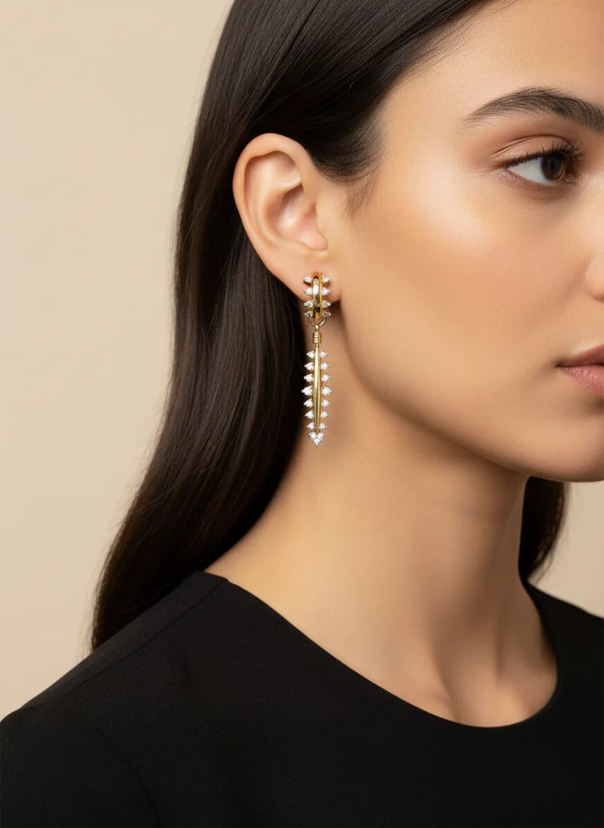 Zarif Yaprak Motifli Altın Rengi Zirkon Taşlı Sallantılı Küpe