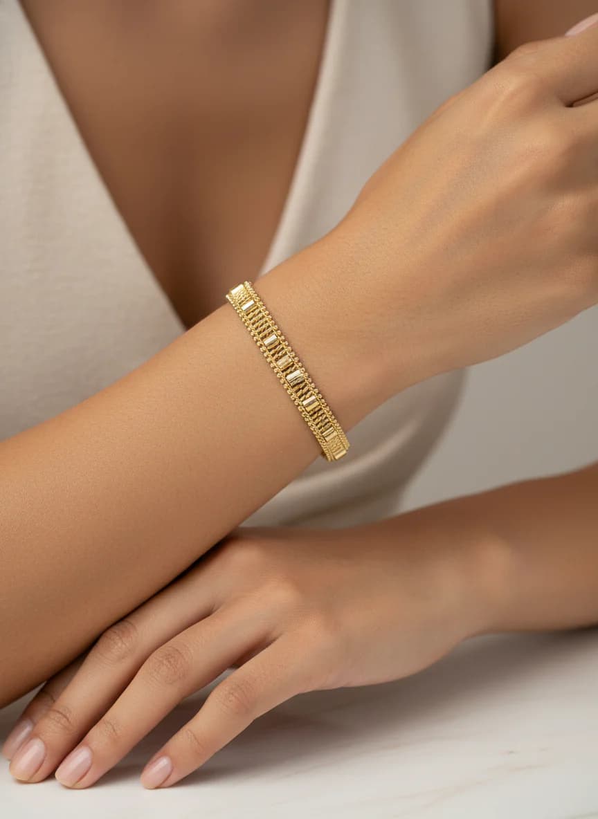 Altın Renkli Modern Tasarım Kadın Bilekliği