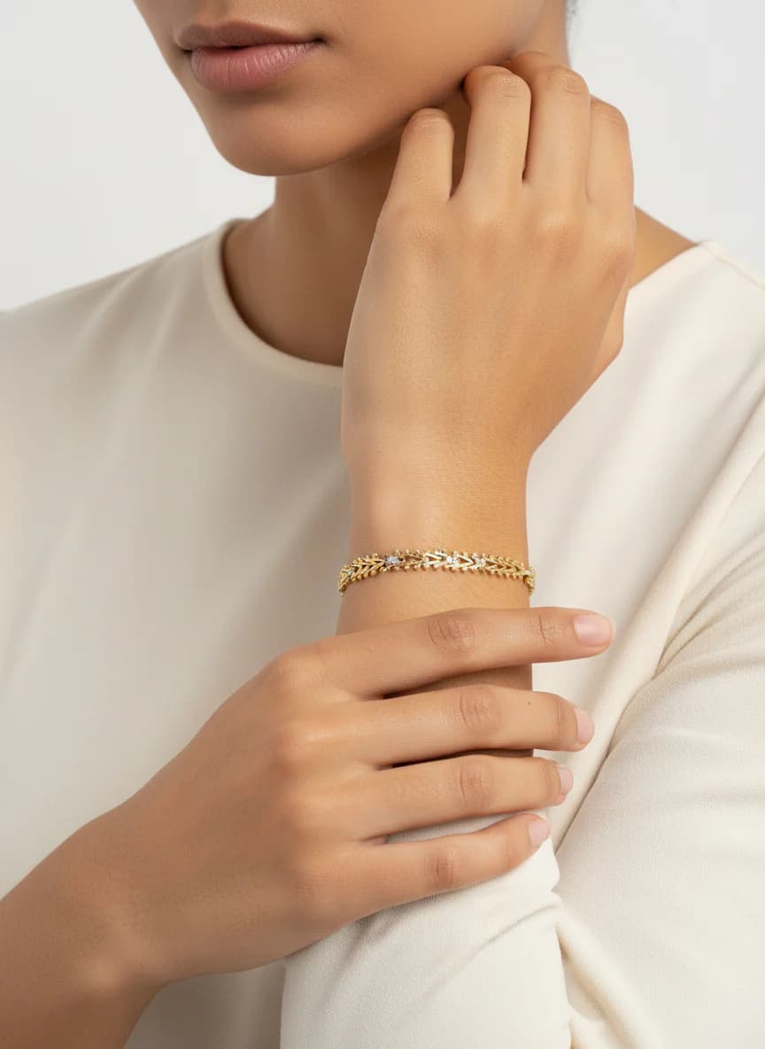 Altın Rengi Geometrik V Desenli Taşlı Zincir Bileklik