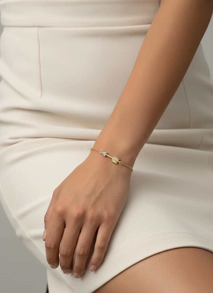 Altın Rengi Taşlı Ok Figürlü Zarif Kadın Bileklik