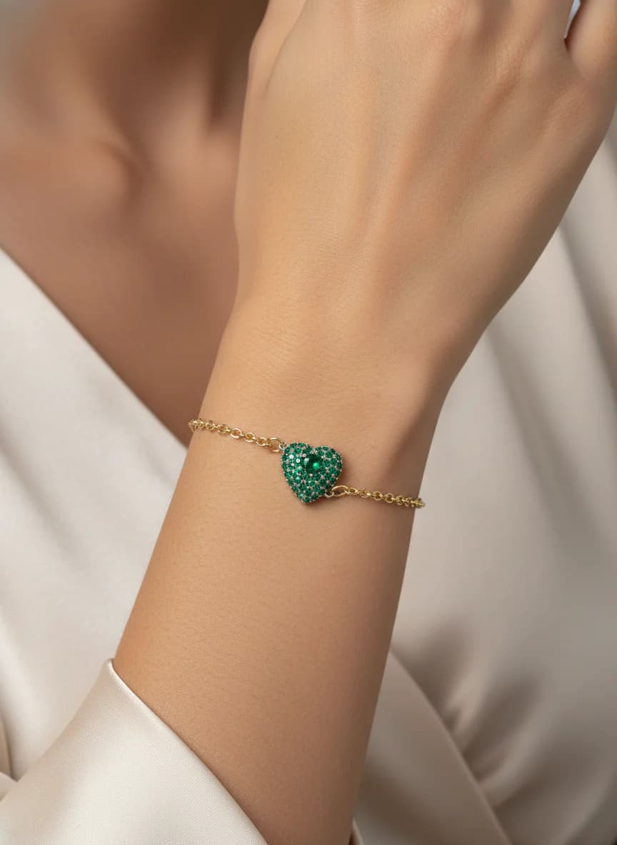 Zümrüt Taşlı Kalp Tasarım Altın Renkli Ayarlanabilir Bileklik