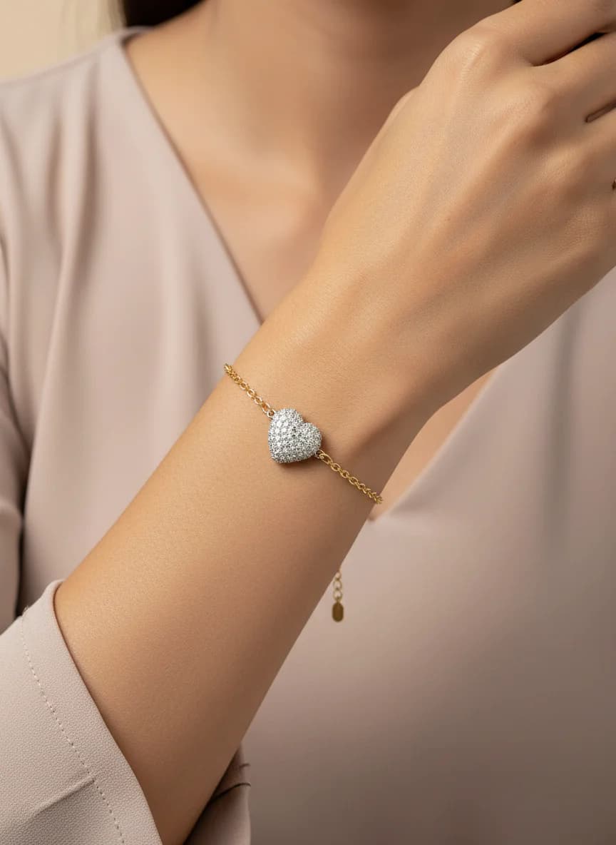 Altın Rengi Kalpli Taşlı Zirkon Bileklik - Şık Tasarım