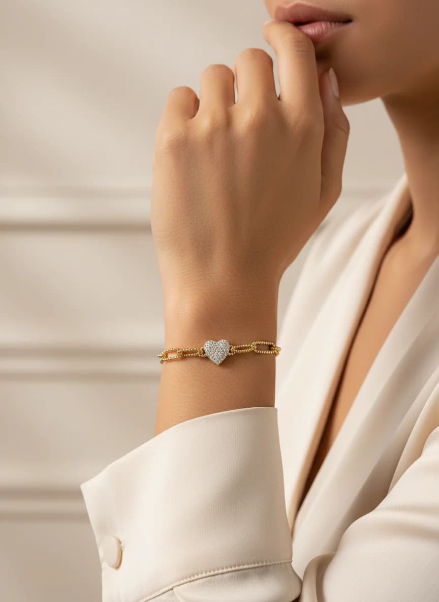 Altın Renkli Taşlı Kalp Detaylı Boncuk Zincir Bileklik