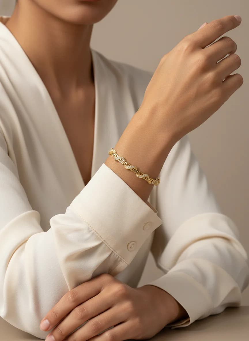 Yunan Anahtarı Desenli Altın Rengi Taşlı Kadın Bileklik