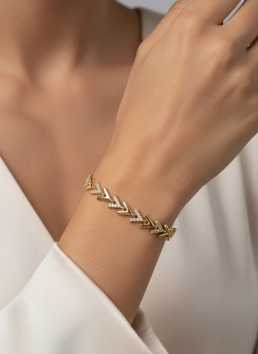 Altın Rengi Zirkon Taşlı V Model Şık Kadın Bilekliği