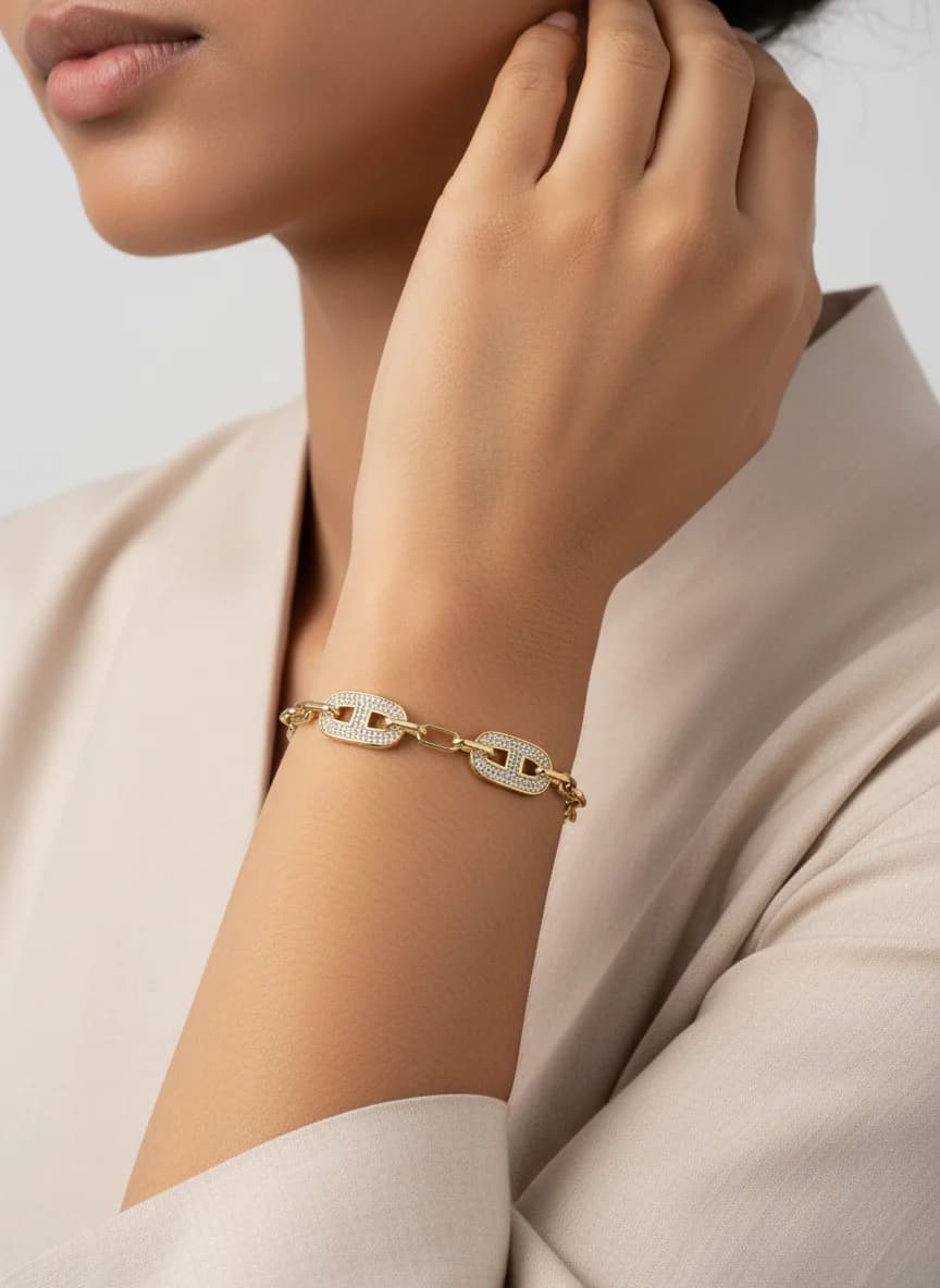 Altın Renkli Taşlı Zincir Bileklik - Şık Tasarım