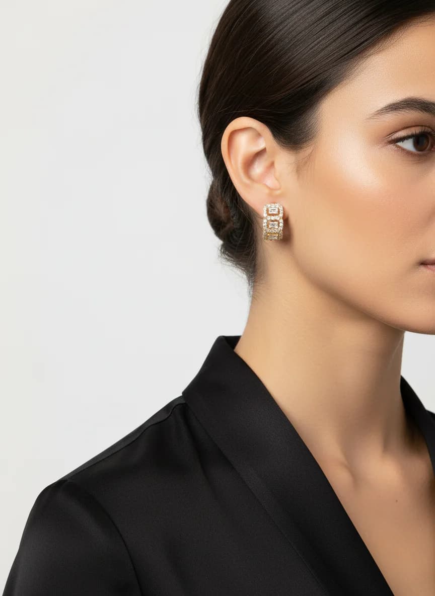 Altın Rengi Baget Zirkon Taşlı Huggie Halka Küpe