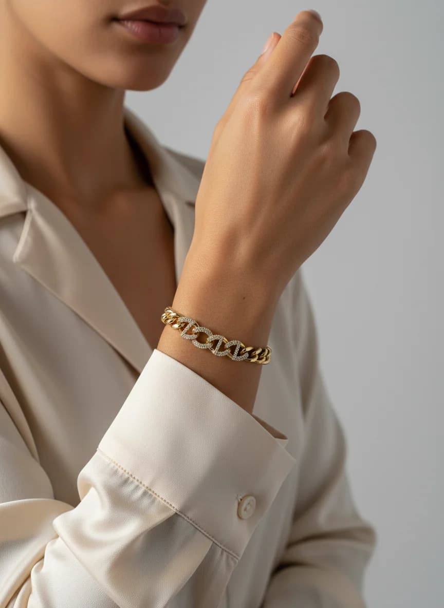 Altın Rengi Taşlı Zincir Bileklik - Şık ve Parlak