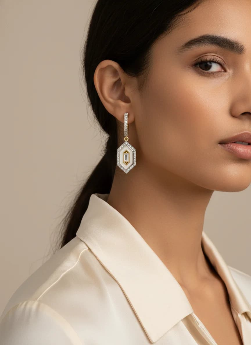 Altın Rengi Beyaz Mineli Geometrik Zirkon Halka Küpe