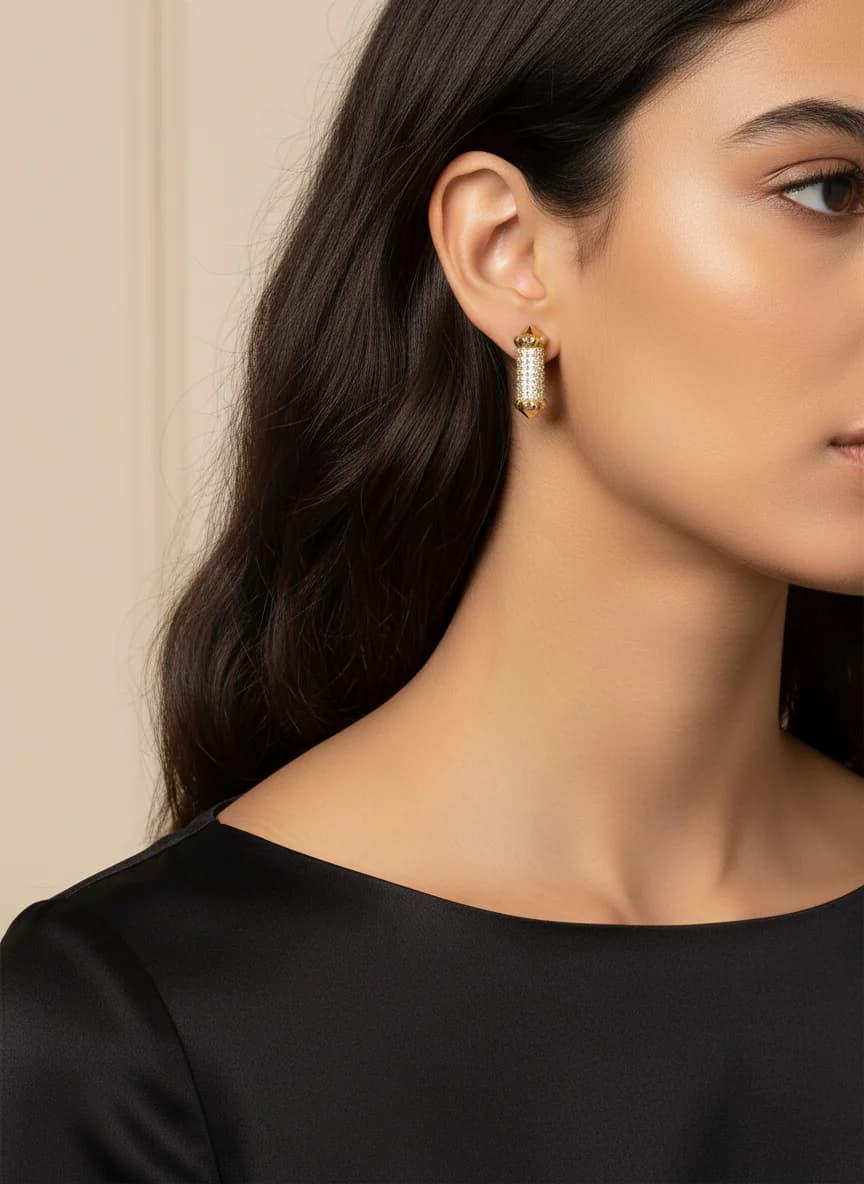 Altın Rengi Zirkon Taşlı Çivili Silindir Küpe