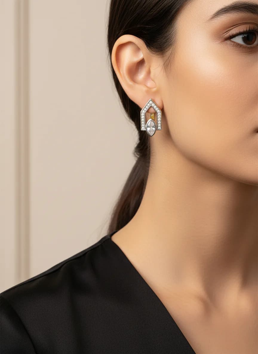 Geometrik Altın-Gümüş Tonlu Zirkon Taşlı Huggie Küpe