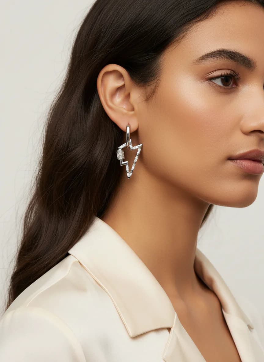 Gümüş Rengi Zirkon Taşlı Üçgen Halkalı Küpe