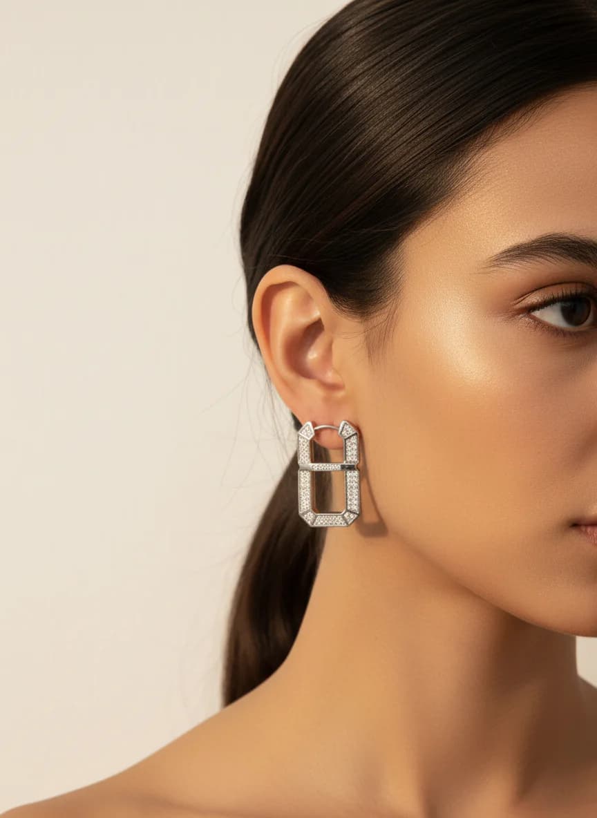 Gümüş Geometrik Halkalı Küpe - Parlak ve Taşlı Tasarım