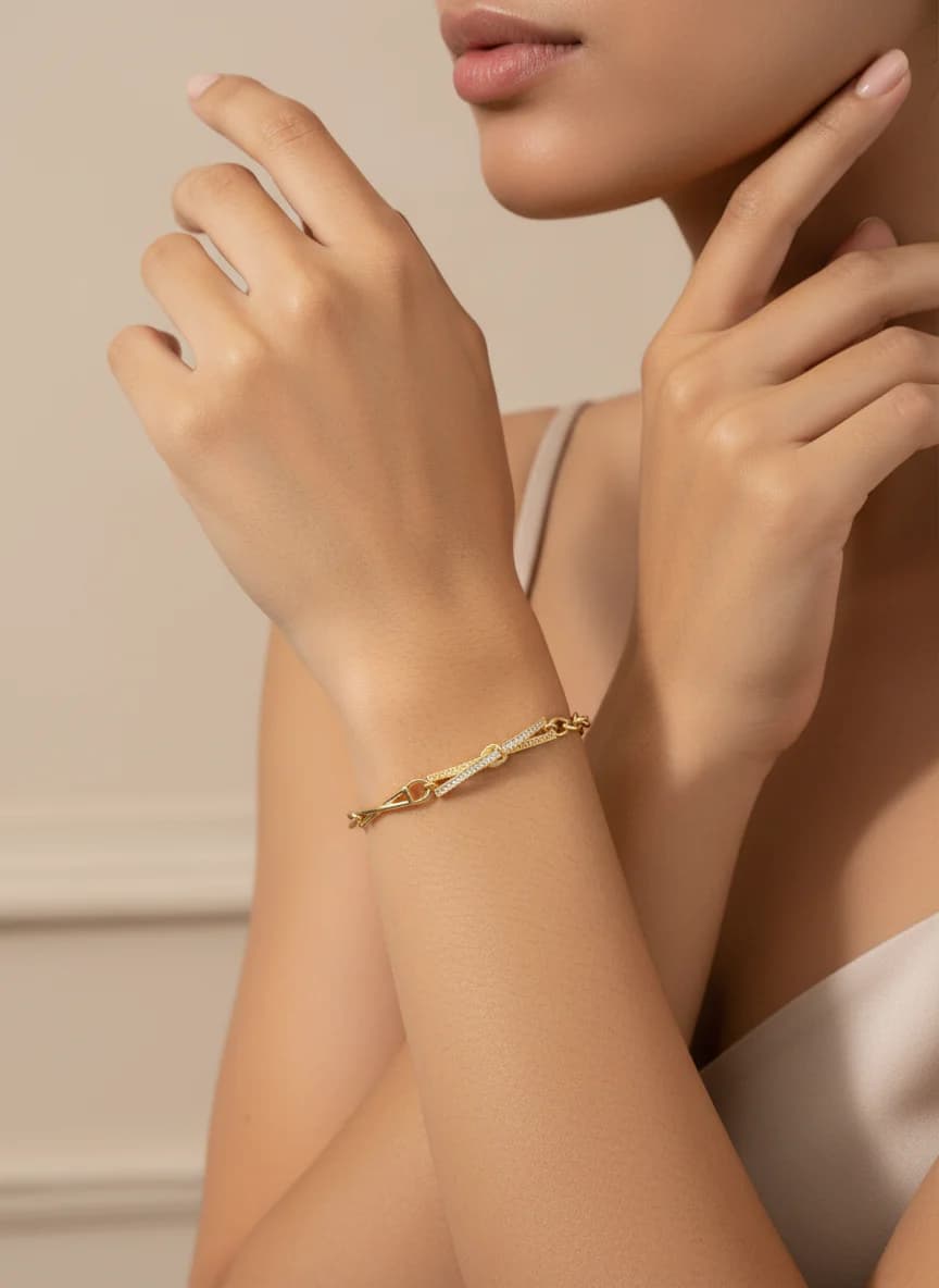 Altın Renkli Zirkon Taşlı Fiyonk Tasarım Bileklik