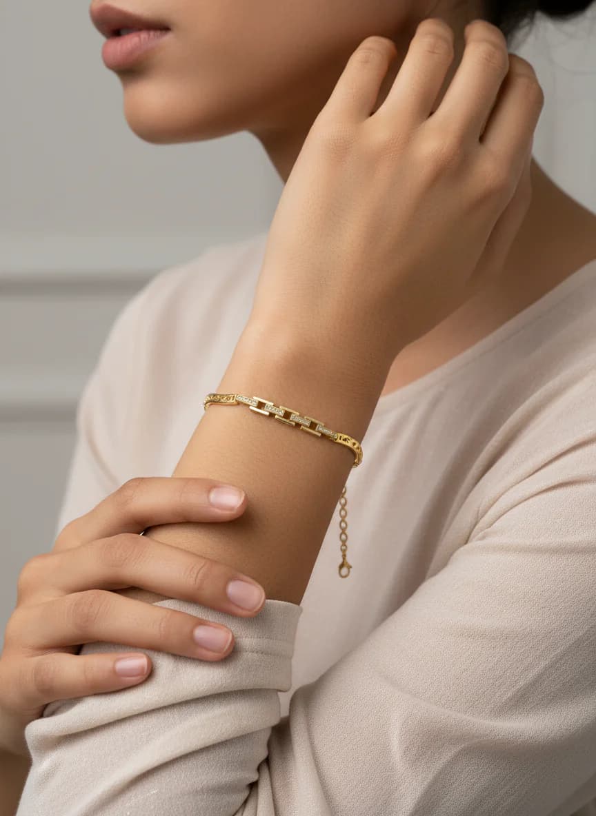 Altın Rengi Taşlı ve İşlemeli Özel Tasarım Bileklik