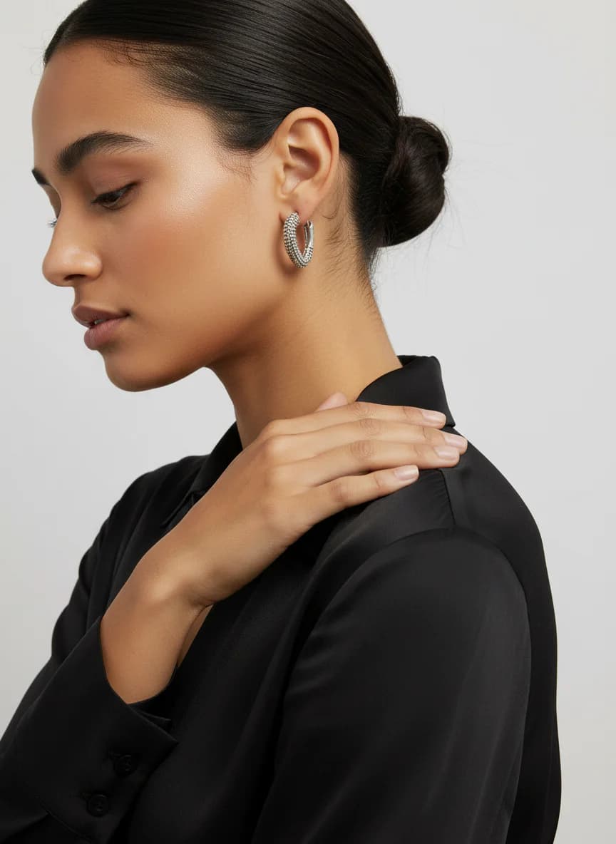 Kalp Dokulu Gümüş Rengi Mini Halka Küpe