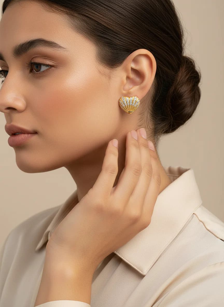 Altın Rengi Taşlı Deniz Kabuğu Temalı Şık Küpe