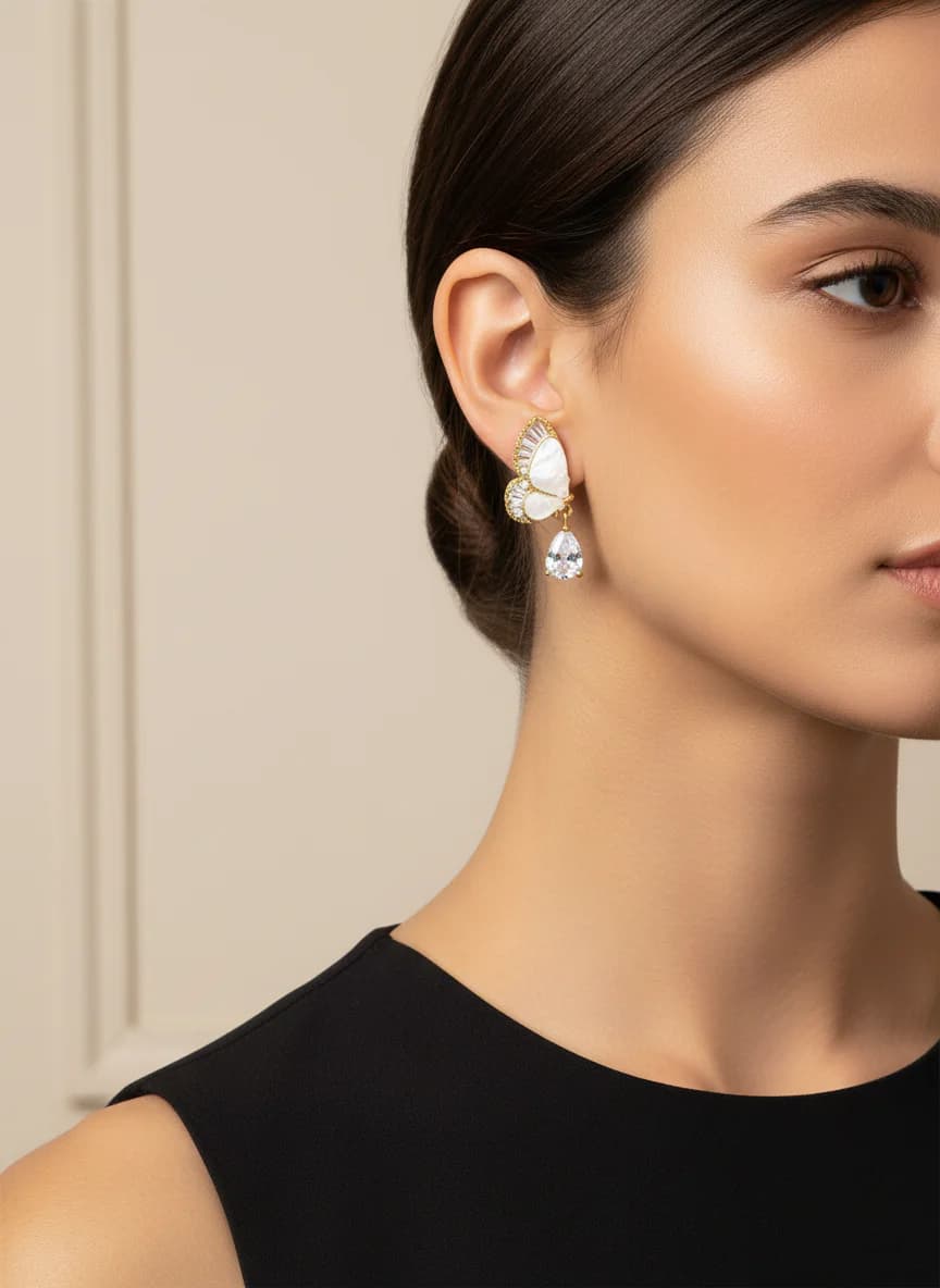 Zarif Kelebek Figürlü Altın Renkli Zirkon Sallantılı Küpe