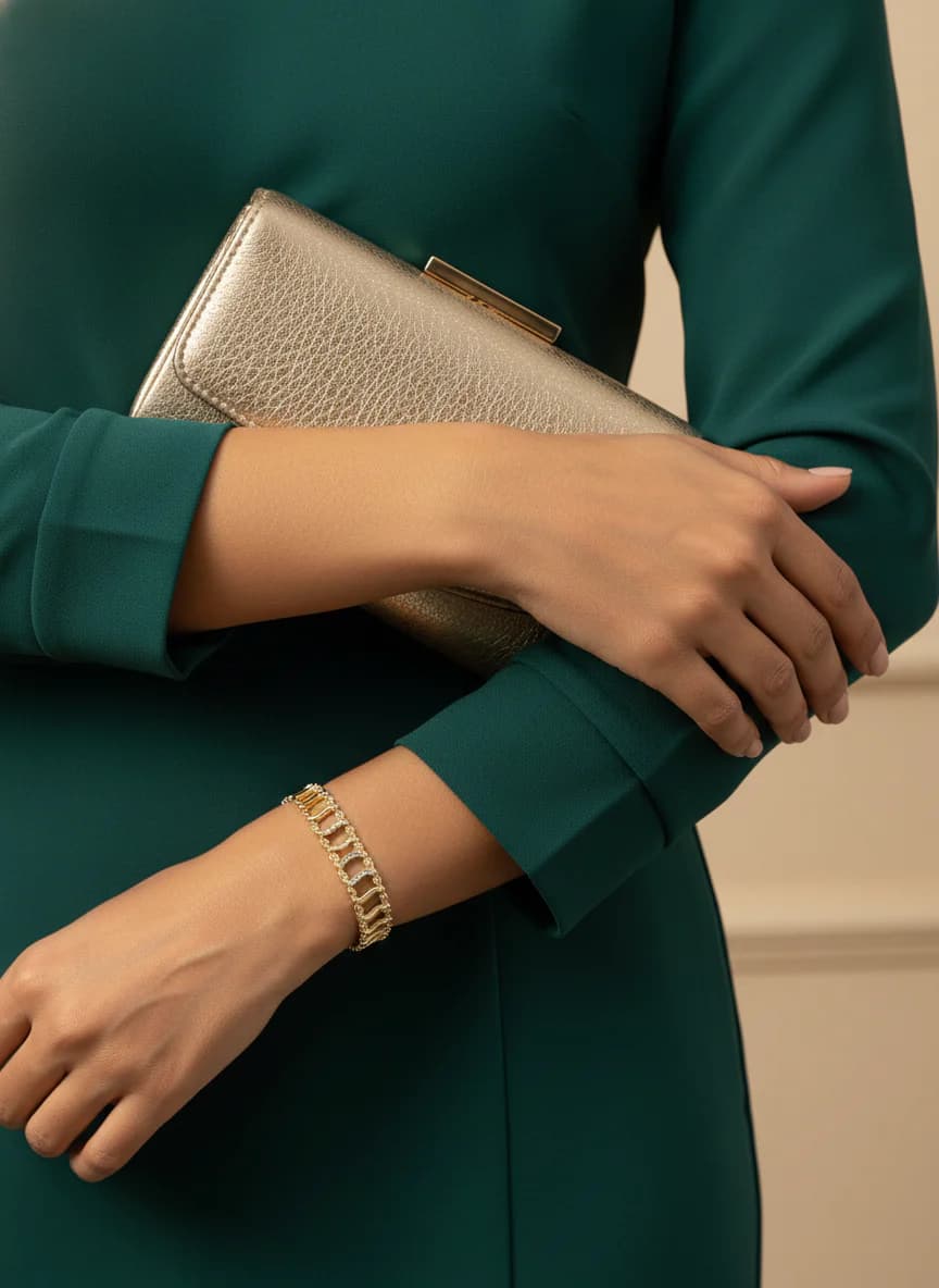 Zarif Altın Rengi Taşlı Modern Kadın Bilekliği