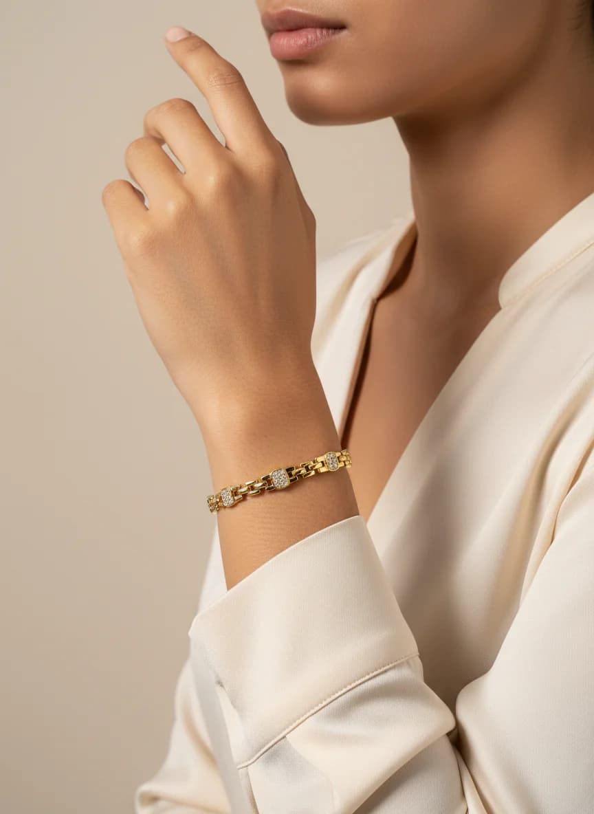 Altın Rengi Taşlı Zarif Kadın Bileklik