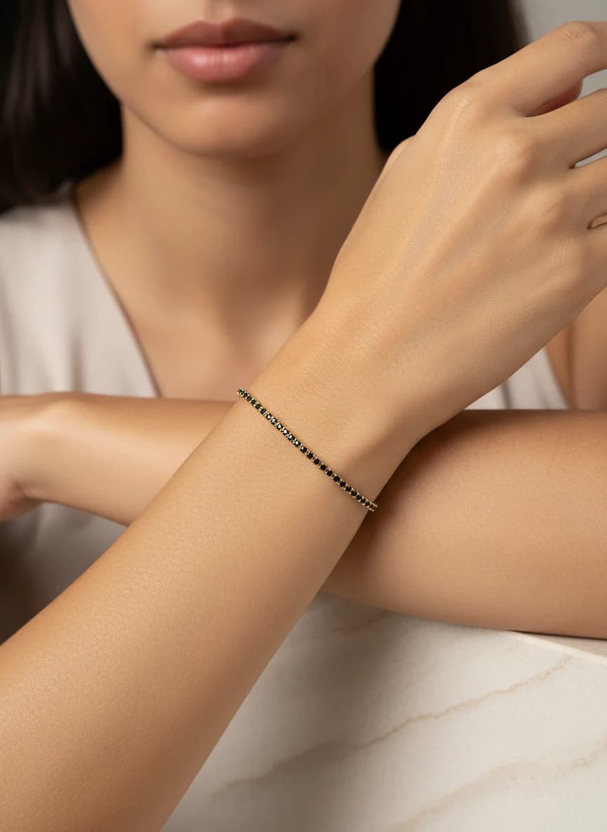 Siyah Taşlı İnce Altın Rengi Zincir Kolye