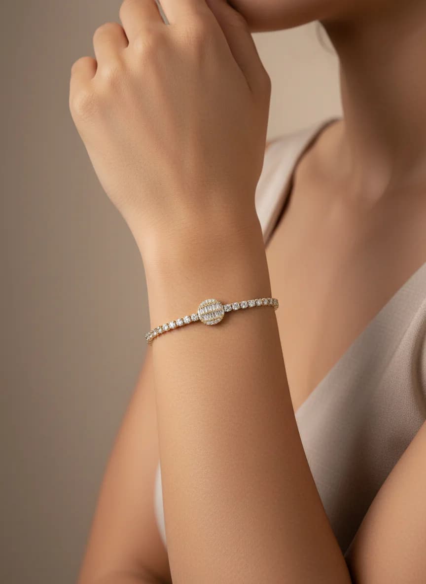 Altın Renkli Taşlı Baget Detaylı Şık Zirkon Bileklik