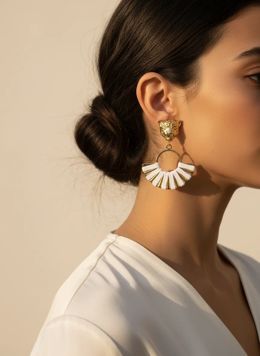 Leon kafalı figürlü beyaz detaylı küpe