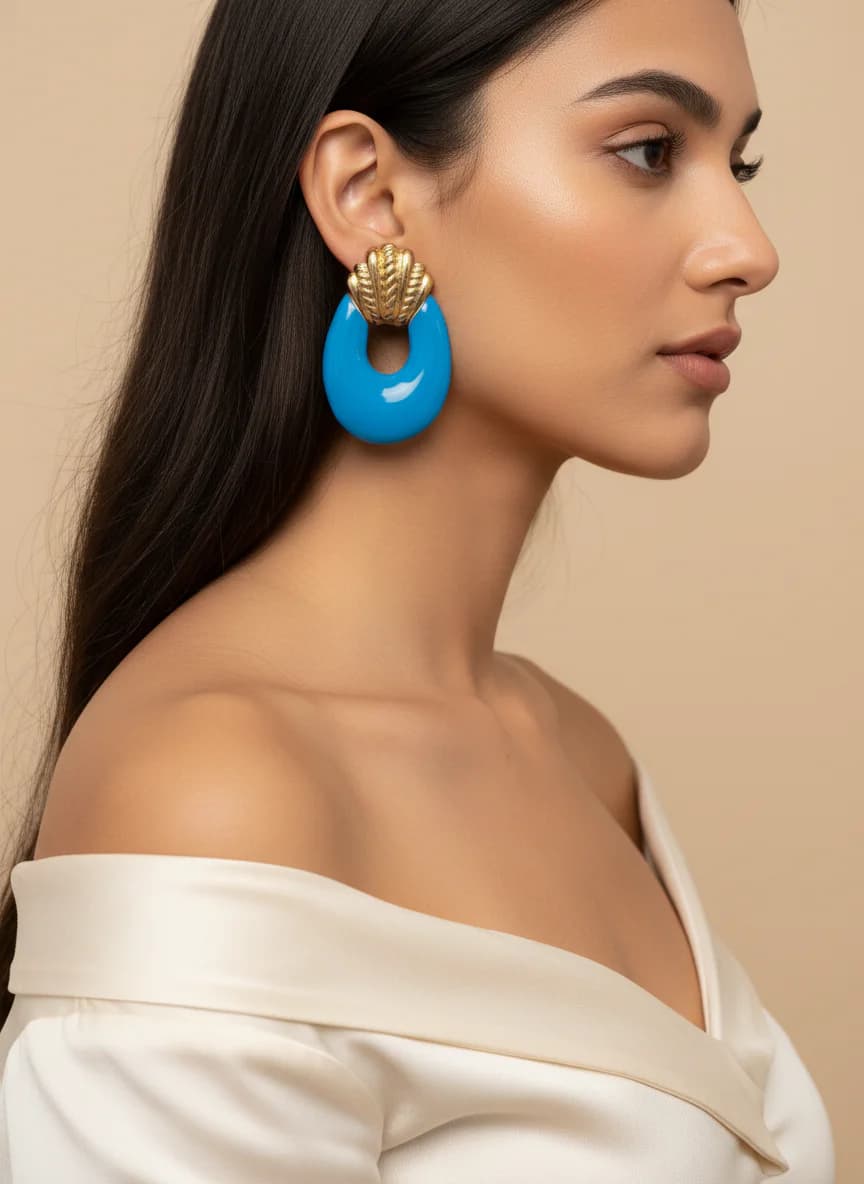 Mavi Oval ve Altın Deniz Kabuğu Tasarımlı Statement Küpe