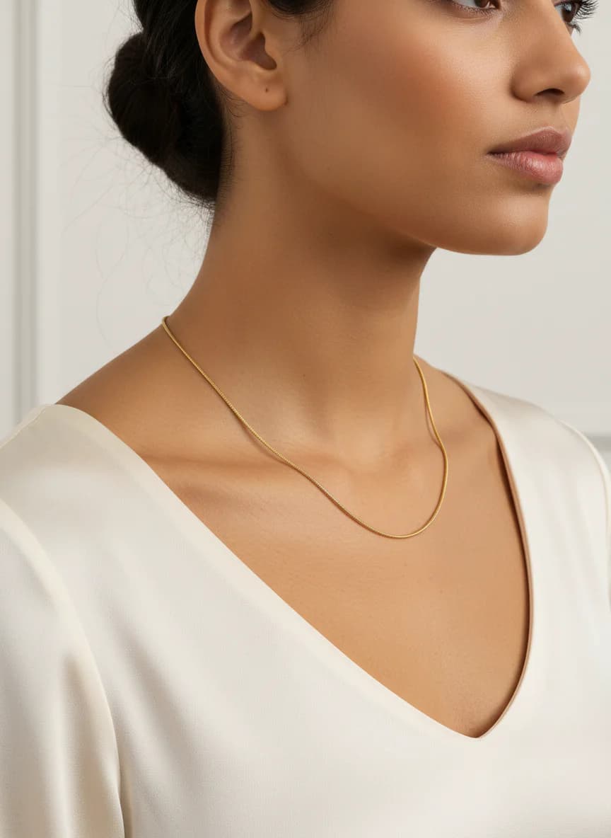 Zarif Altın Renk Yılan Zincir Kolye - Şık ve Minimalist