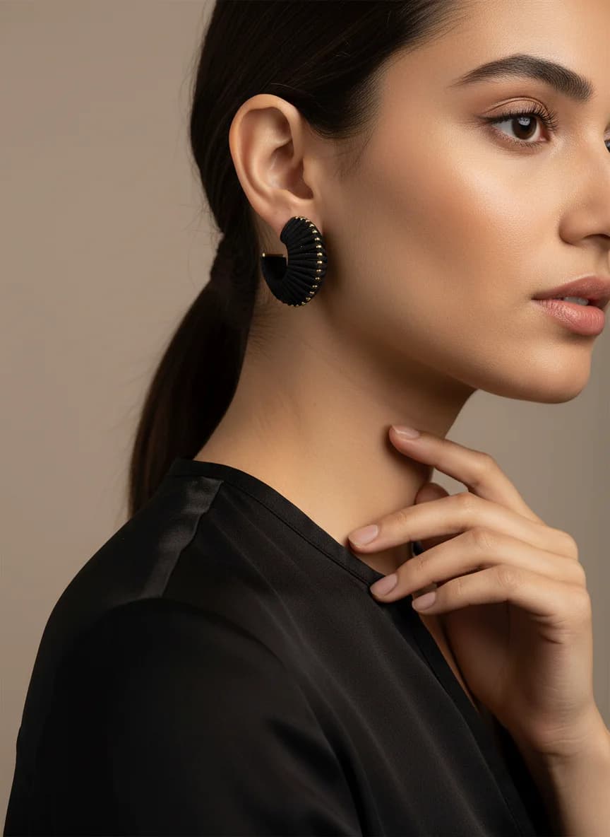 Siyah Altın Detaylı Burgulu Tasarım Halka Küpe