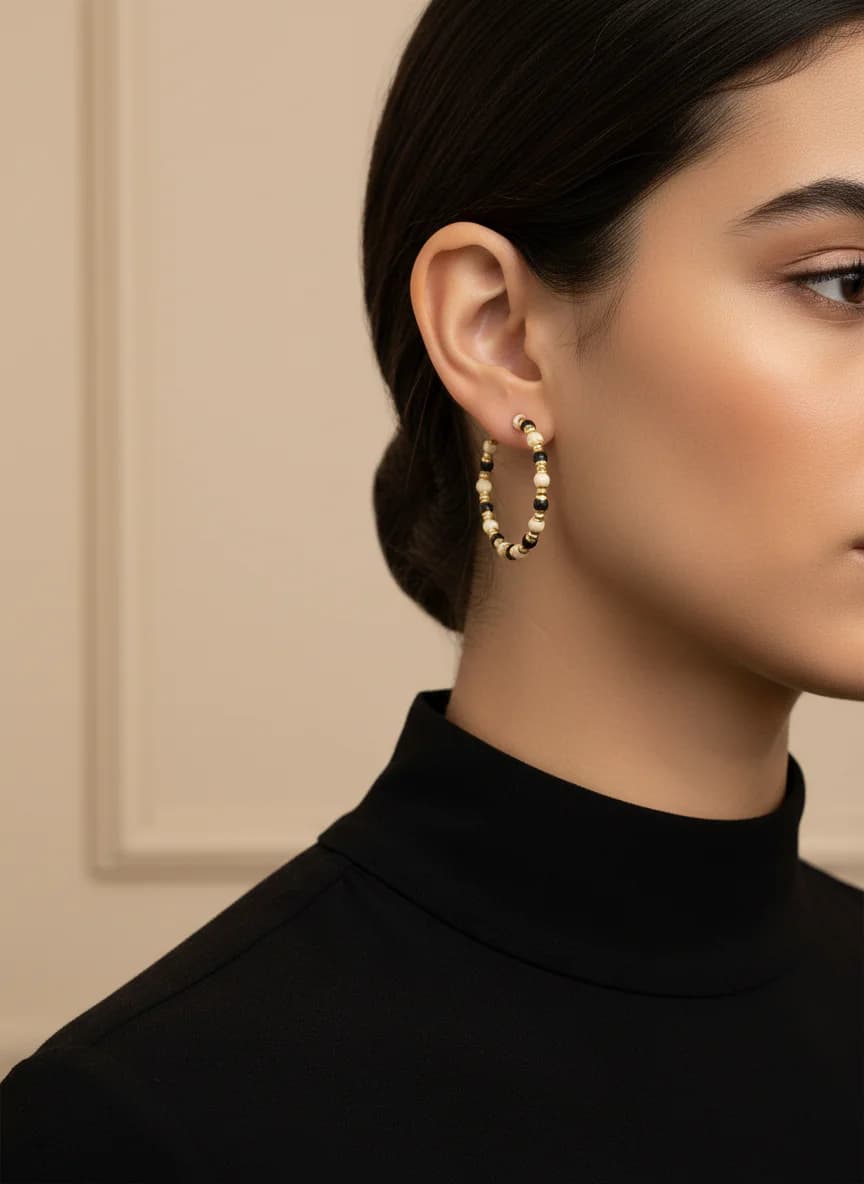 Siyah Krem Boncuklu Gold Detaylı Halka Küpe