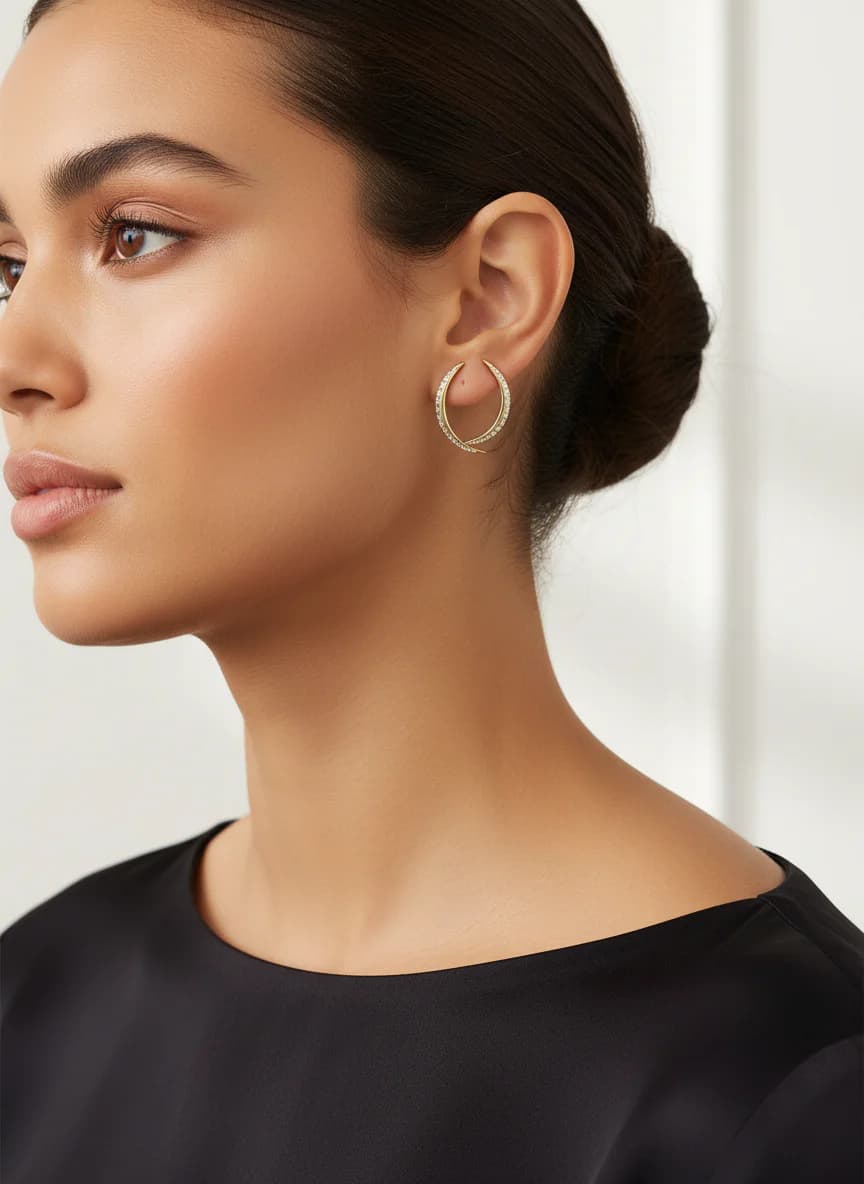 Altın Rengi Baget Taşlı Açık Hilal Küpe