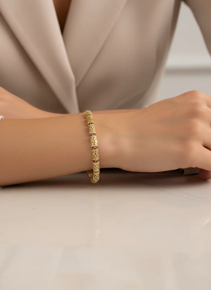 Altın Rengi Geometrik Desenli Zirkon Taşlı Bileklik