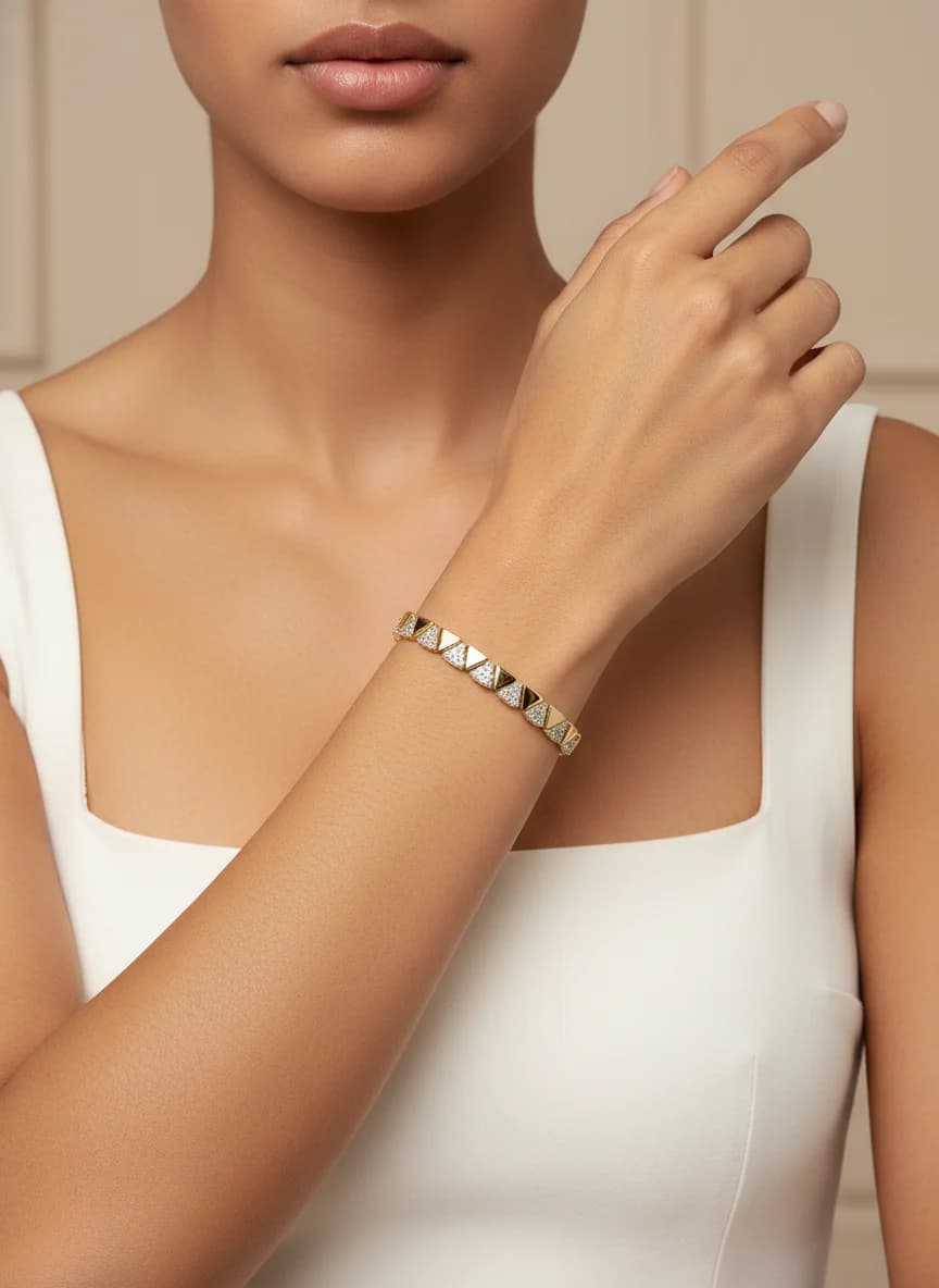 Altın Kaplama Taşlı Üçgen Bileklik - Şık ve Zarif