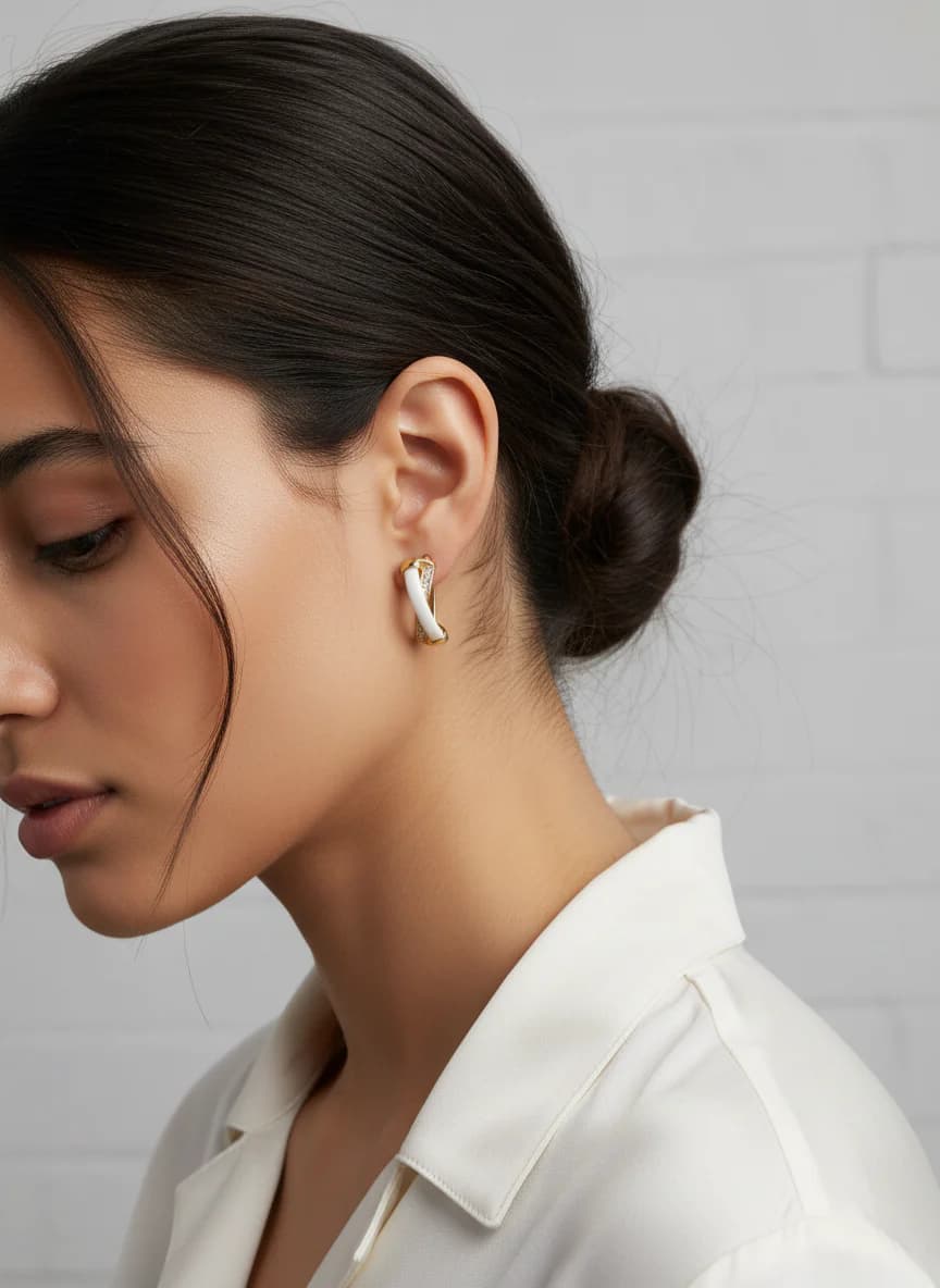 Beyaz Mine Taşlı Gold Renk Halka Küpe