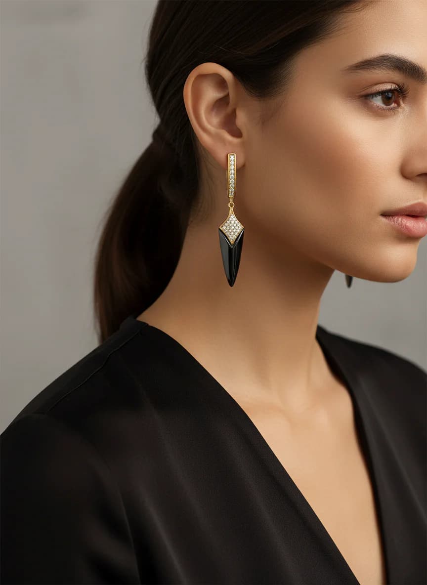 Altın Kaplama Siyah Taşlı Zirkon Detaylı Sallantılı Küpe