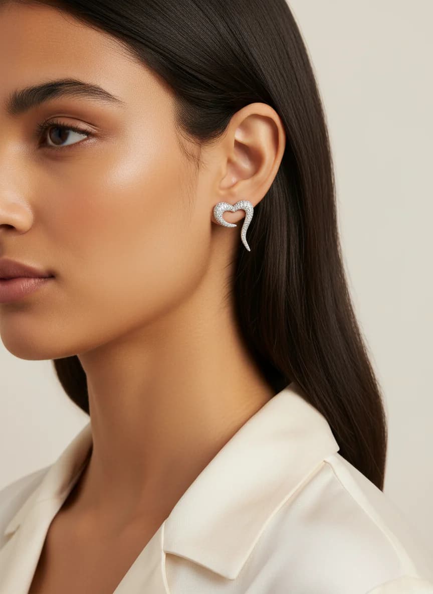 Parlak Zirkon Taşlı Açık Kalp Küpe