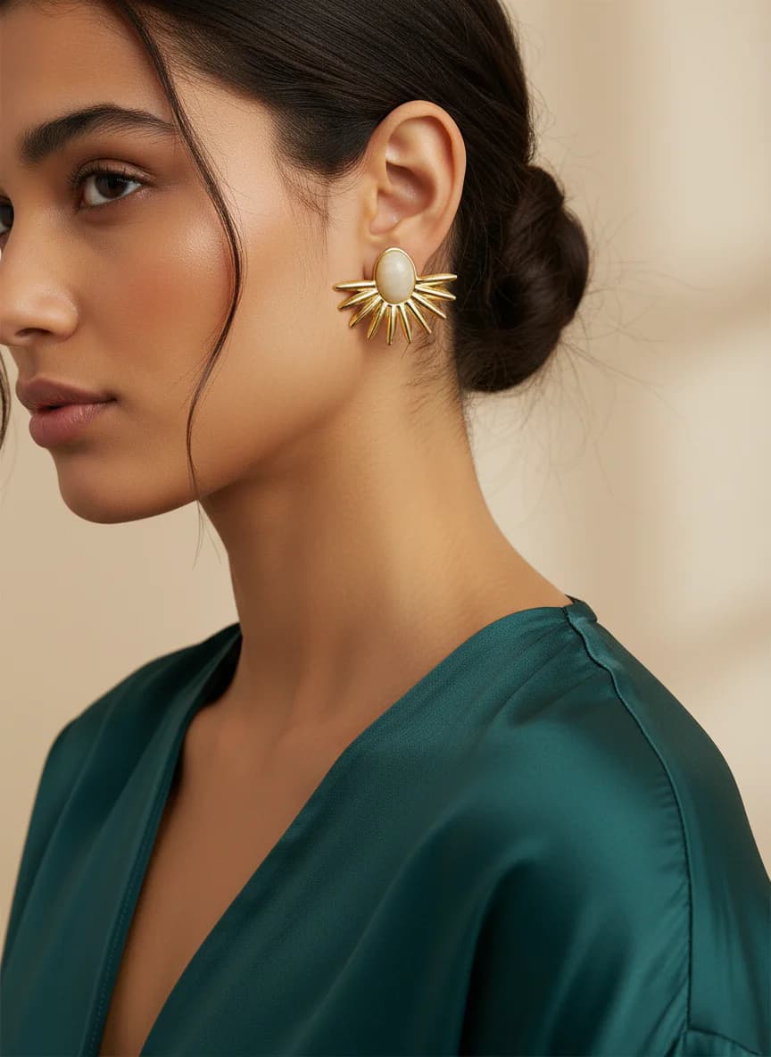 Altın Rengi Güneş Formlu Beyaz Taşlı Şık Küpe