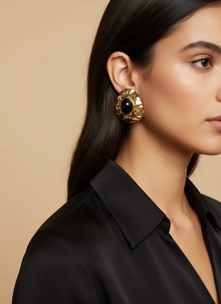 Dalgalı Altın Rengi Siyah Taşlı Şık Kadın Küpesi