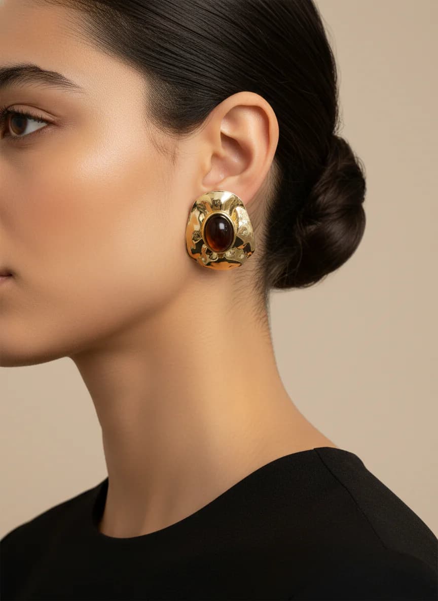 Altın Rengi Dövme Şekilli Kahverengi Kaboşon Küpe