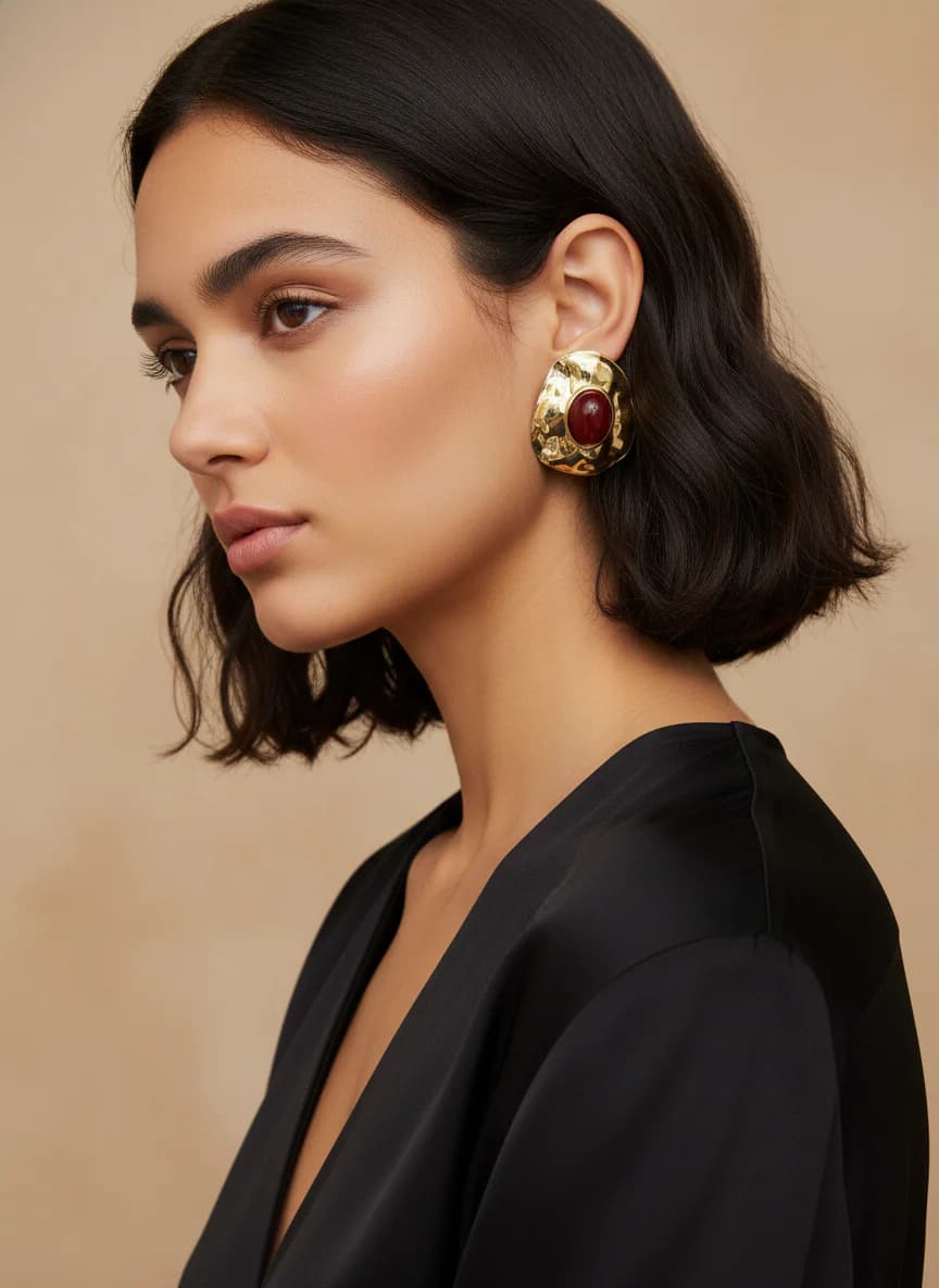 Altın Rengi Çekiç Desenli Kırmızı Kaboşon Küpe