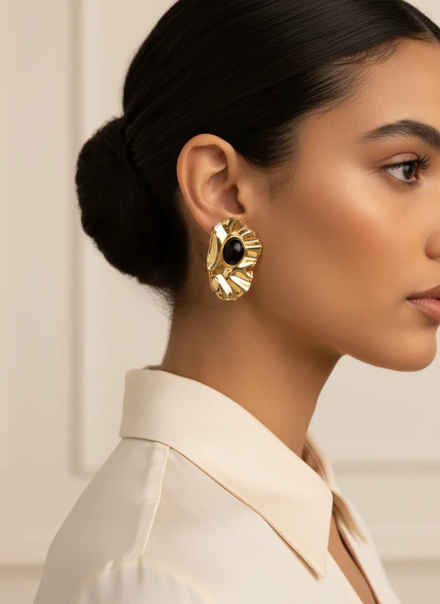 Altın Kaplama Modern Dalgalı Siyah Taşlı Statement Küpe