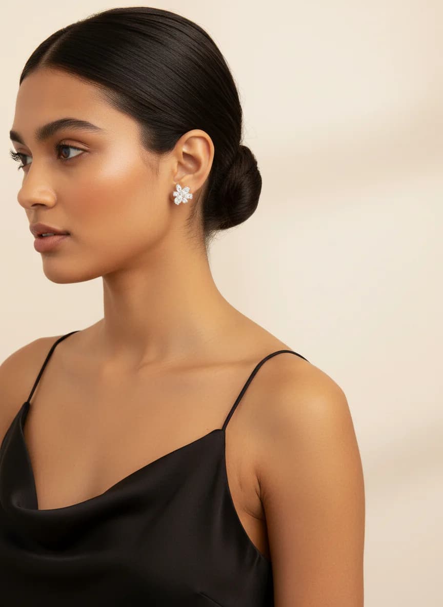 Altın Rengi Çiçek Motifli Zirkon Taşlı Kadın Küpe