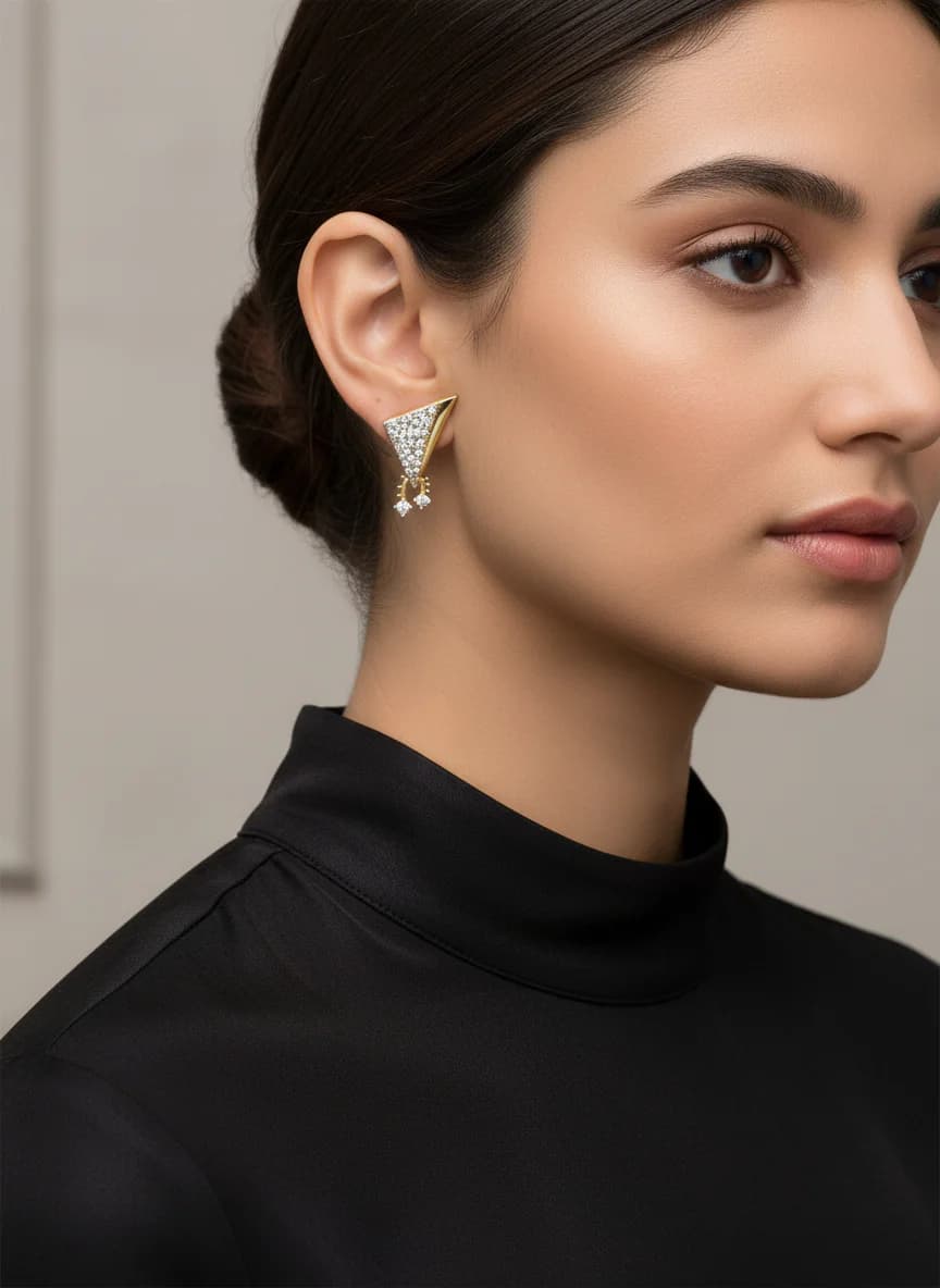 Şık Üçgen Altın Rengi Zirkon Taşlı Sallantılı Küpe