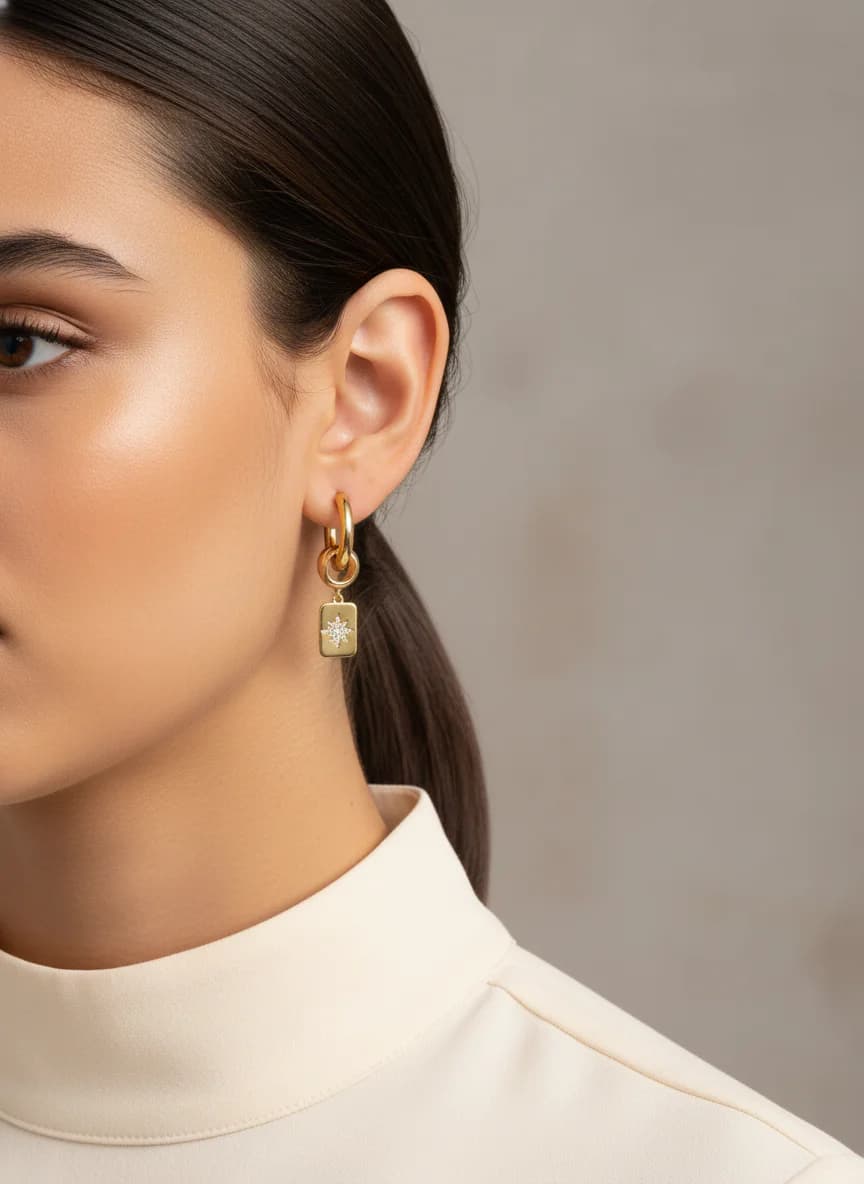 Altın Rengi Asimetrik Anahtar ve Yıldız Charm Halka Küpe