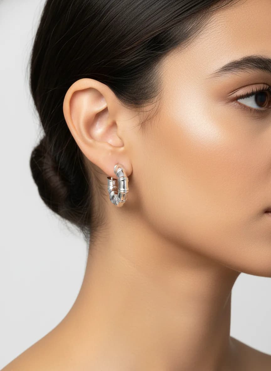 Bombeli Gümüş Renk Halka Küpe - Modern Tasarım