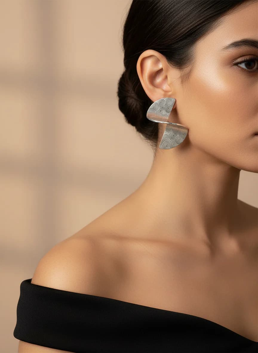 Modern Gümüş Renk Asimetrik Daire Desenli Küpe