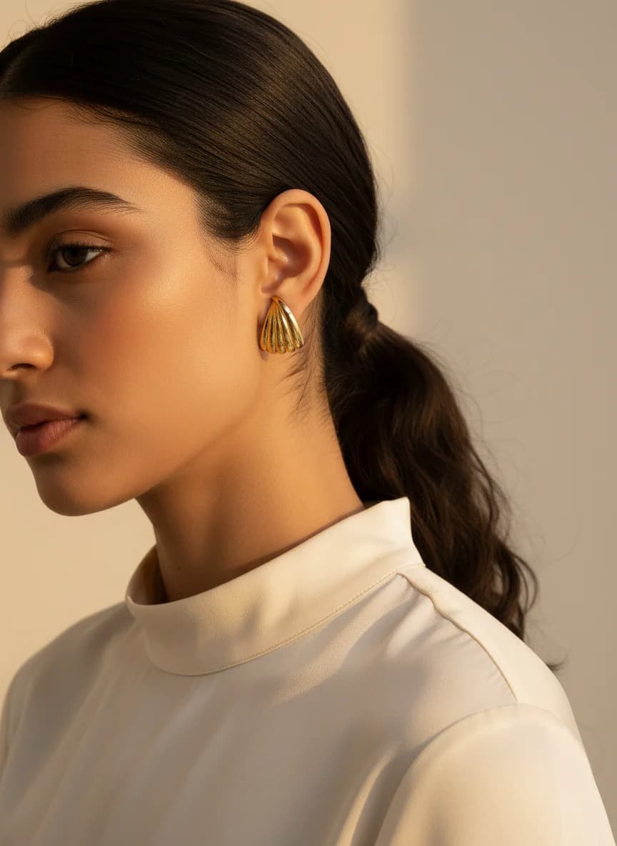 Şık Gold Yivli Kavisli Halka Küpe - Modern Tasarım