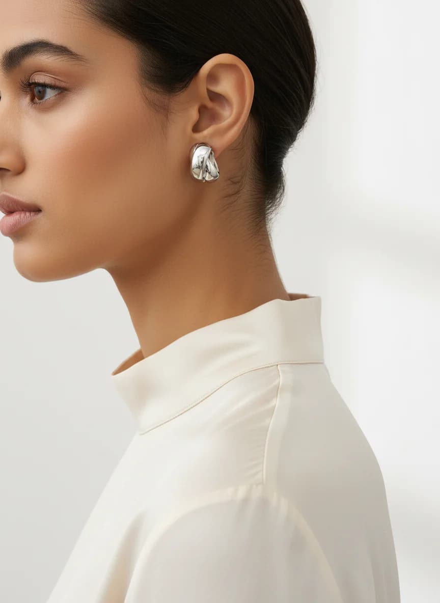 Burgulu Gümüş Renk Halka Küpe | Modern ve Şık Kadın Takı